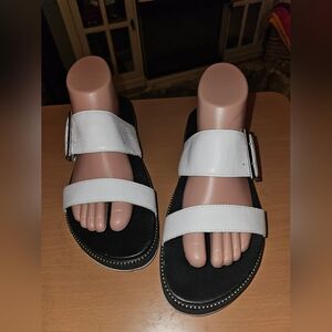 SOREL White Leather Roaming Strappy Sandals w/ Studs 9.5 EXCELLENT Pre-owned!